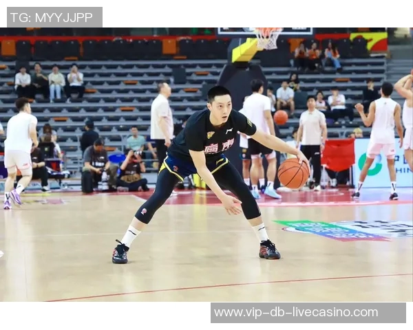 胡明轩谈季后赛重要性强调篮板防守与细节拼搏的决胜关键